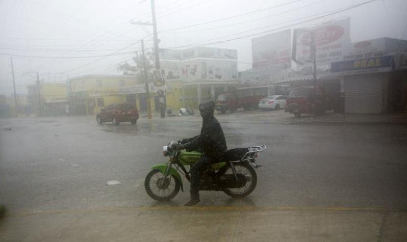 Huracán María llega con fuertes vientos y lluvia a República Dominicana