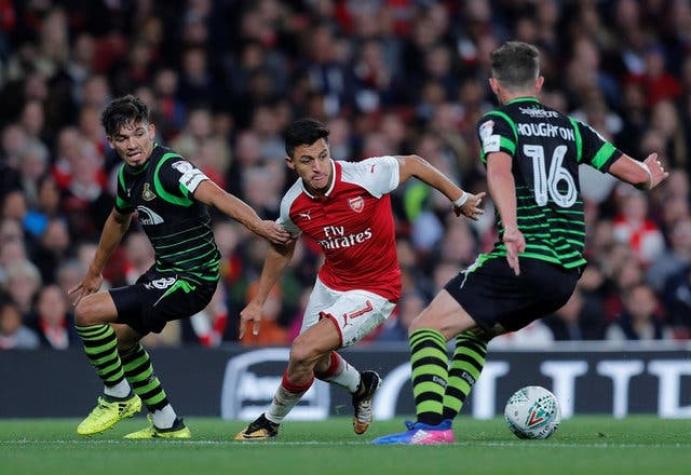[VIDEO] Arsenal destaca el "malabarismo" de Alexis Sánchez en medio de un partido