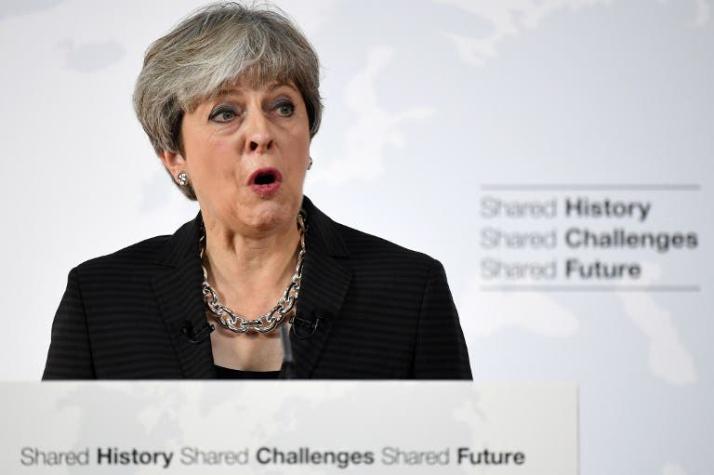 Theresa May propone que implementación total de Brexit sea a partir de 2021