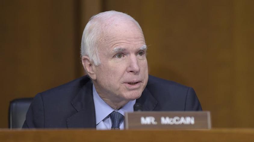 Senador McCain se opone a revocar Obamacare y la iniciativa podría fracasar