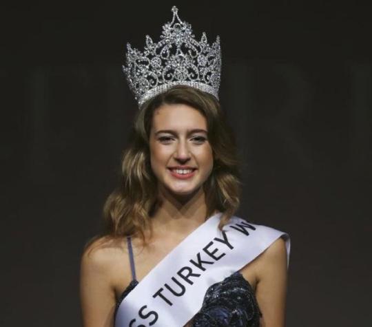 Ex candidata a Miss Turquía 2017 pierde la corona por tuit relacionado a su menstruación