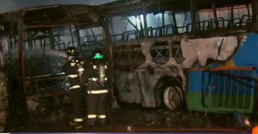 Incendio en taller mecánico de la Pintana deja seis buses quemados