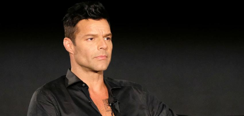 Ricky Martin no aguanta más y se lanza contra línea aérea por cobros excesivos en Puerto Rico