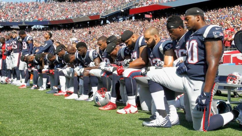 Por qué algunos deportistas de la NFL se arrodillan cuando suena el himno de Estados Unidos