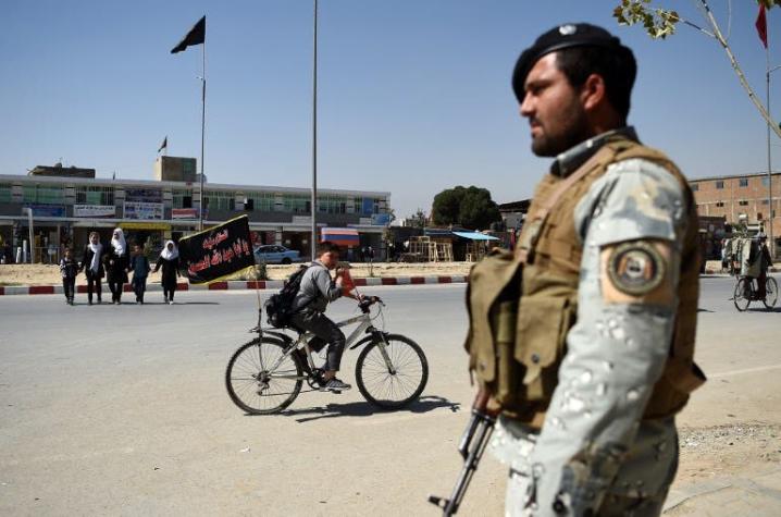 Talibanes lanzan cohetes contra avión de jefe del Pentágono durante su visita a Kabul