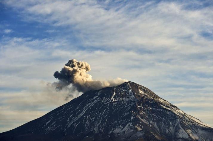 Tras el terremoto, el volcán Popocatépetl lanza cenizas en centro de México