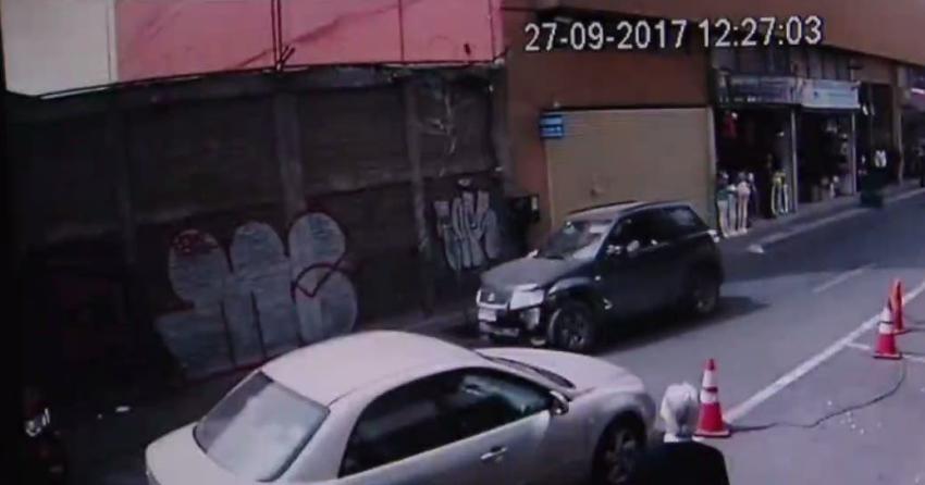 [VIDEO] Mujer arrasó con todo para escapar de control policial en barrio Meiggs