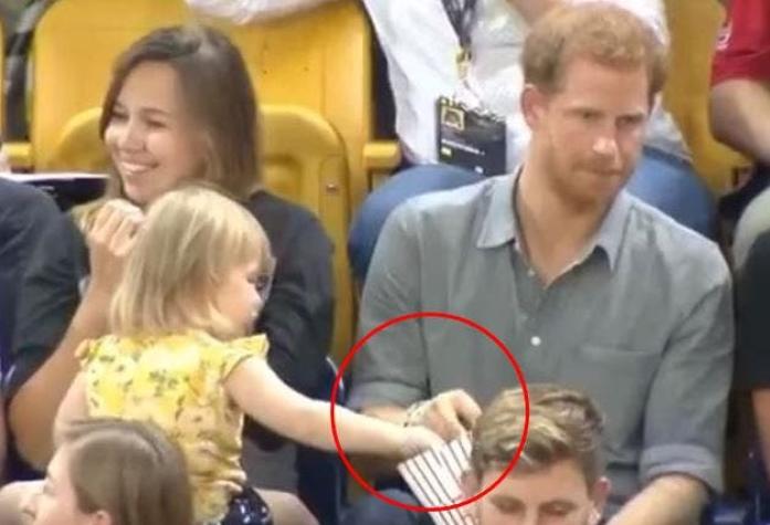 Una niña le roba cabritas... y esta es la genial reacción del príncipe Harry