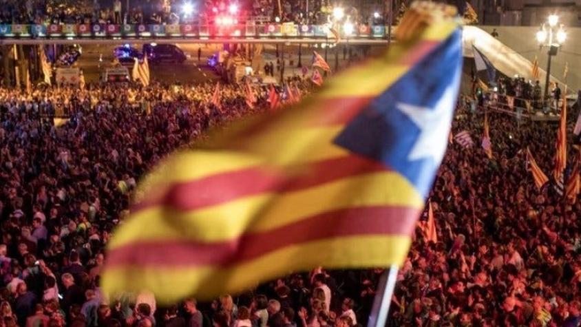 La policía nacional española acordona colegios electorales del referéndum de Cataluña
