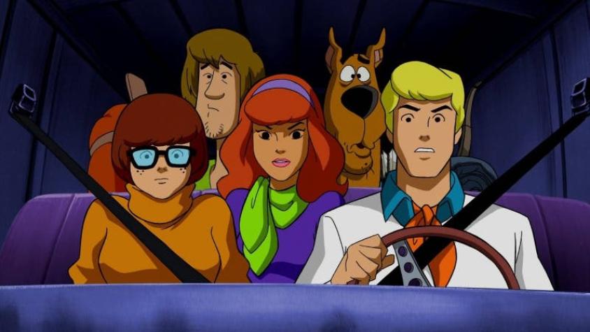 Los autos de "Scooby-Doo" y "Los Cazafantasmas" son captados juntos en una gasolinera