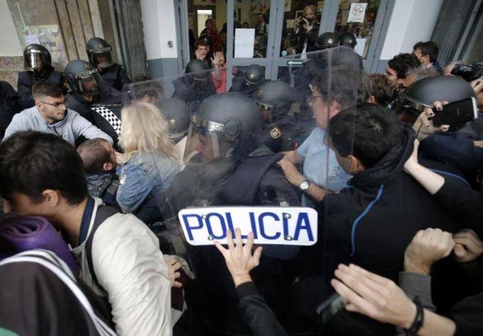 España: Policía entra por la fuerza en el centro donde debe votar el presidente de Cataluña
