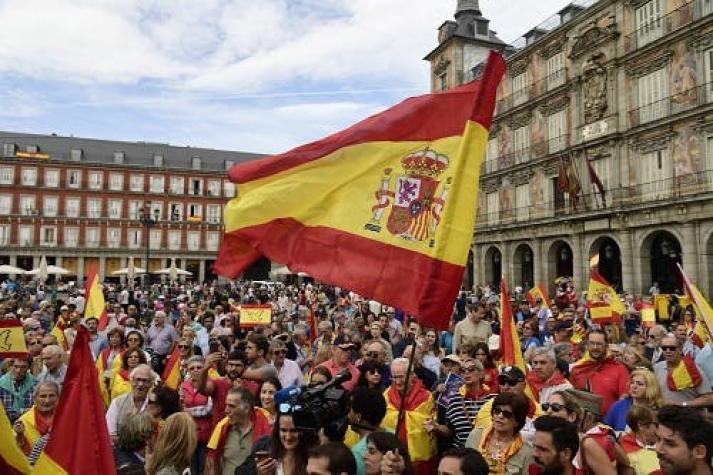 Miles de personas se manifiestan en Madrid contra la secesión de Cataluña