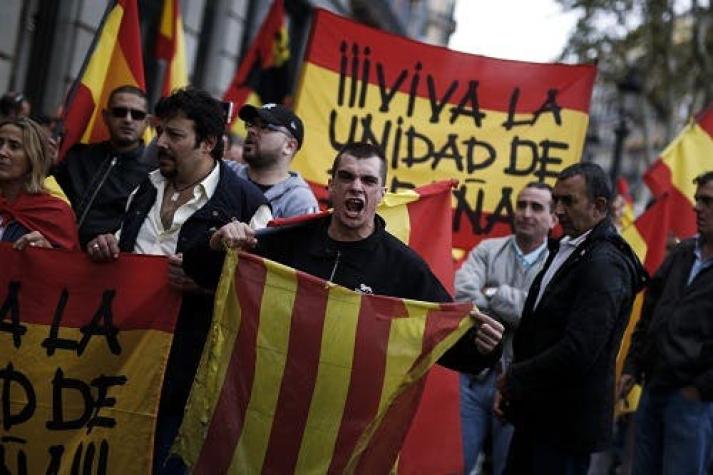 Un millar de manifestantes contra referéndum catalán en Madrid entre turistas