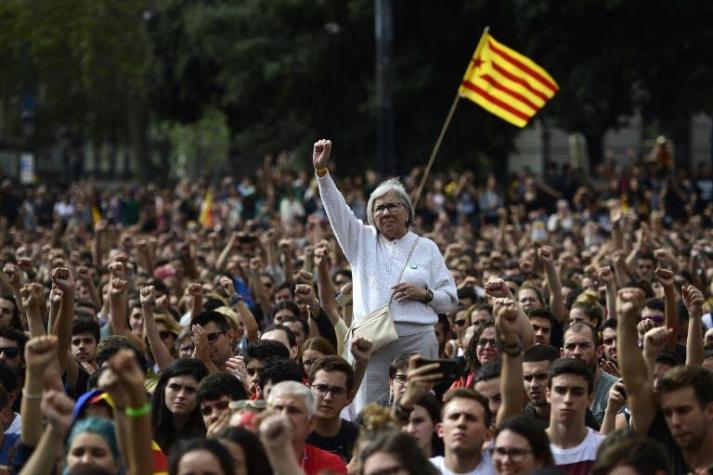 Miles de personas protestan contra la violencia en Cataluña