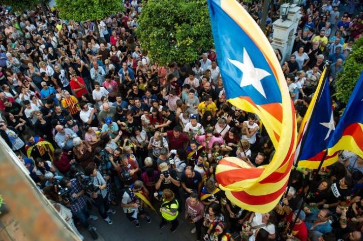 Independentistas catalanes preparan respuesta a la intervención de Rajoy
