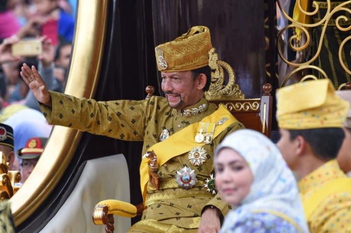 El sultán de Brunéi celebra con gran fasto sus 50 años de reinado