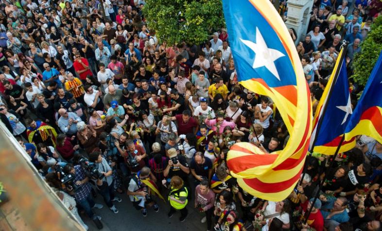 Unas 450.000 personas exigen declarar independencia de Cataluña en respuesta a Rajoy
