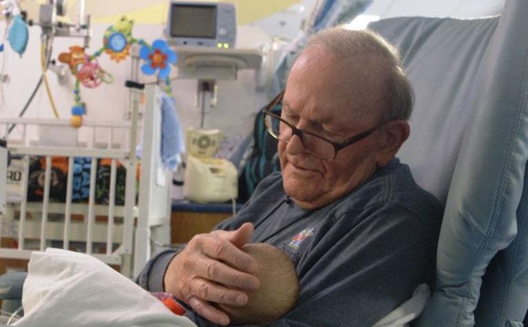 La historia del "abuelo UCI" que abraza y le canta a bebés prematuros en un hospital