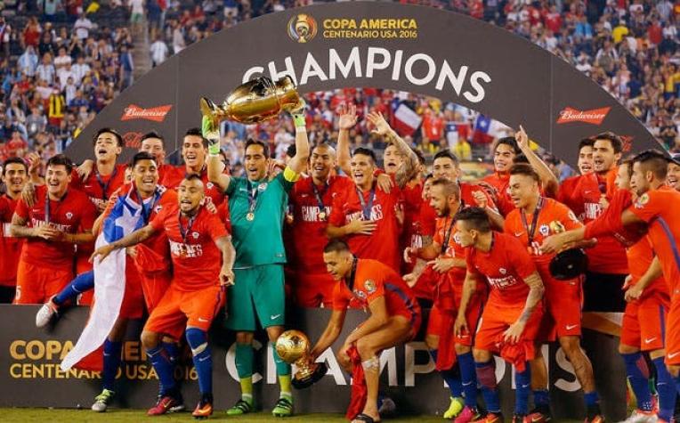 Chilenos optimistas: mayoría cree que "La Roja" irá al Mundial y que será finalista en Rusia