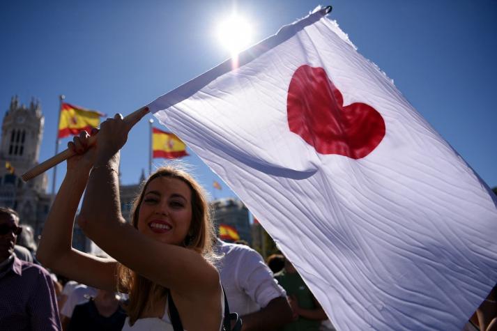 Miles de personas se manifiestan en España por la crisis en Cataluña a una semana del referéndum