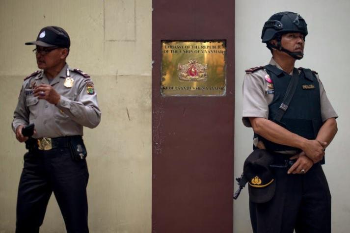Policía de Indonesia detiene a 58 personas en un sauna gay