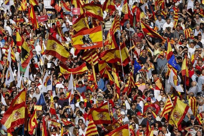 [VIDEO] T13 desde Cataluña: Barcelona se llenó de banderas españolas contra independentistas