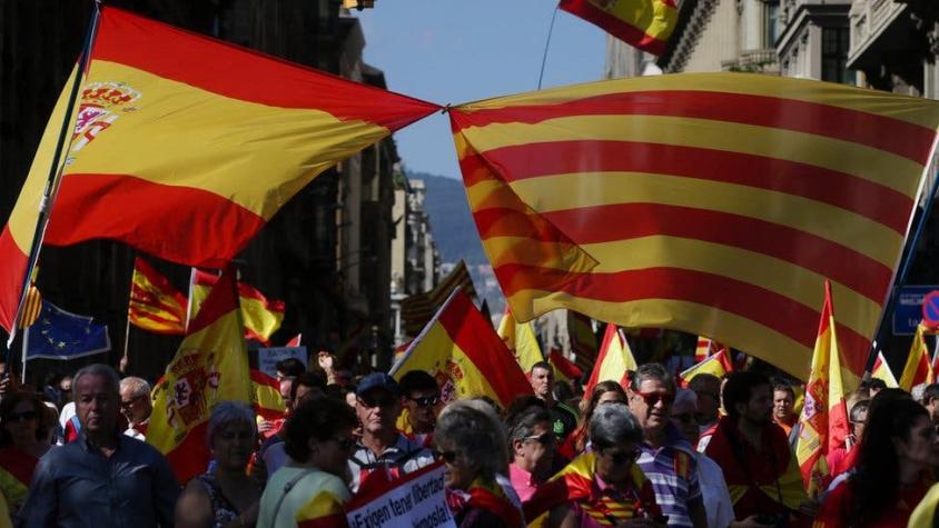 Miles de personas marchan en Barcelona en contra de la separación de Cataluña de España