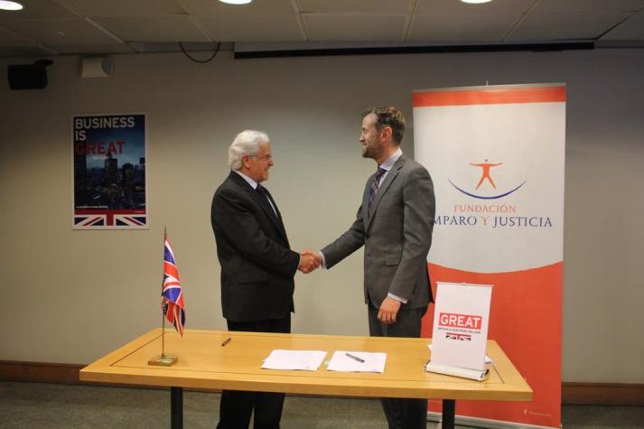 Embajada Británica y Fundación Amparo y Justicia firman alianza de cooperación