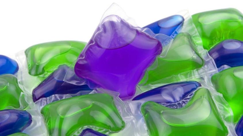 Cómo las coloridas cápsulas de detergente causaron un aumento de las lesiones oculares en los niños