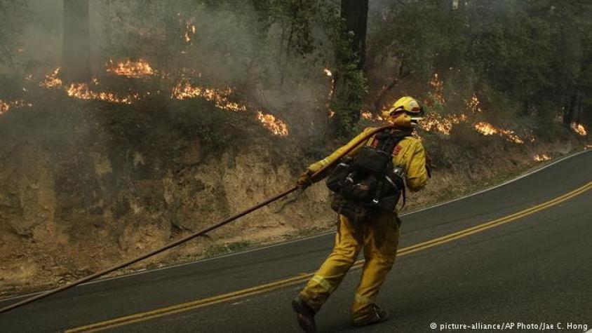 Bomberos avanzan contra incendios de California