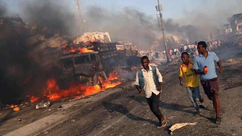 Dos vehículos bomba explotan cerca de un hotel en la capital de Somalia