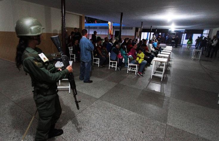Venezolanos votan en calma en una elección vista como "plebiscito" a Maduro