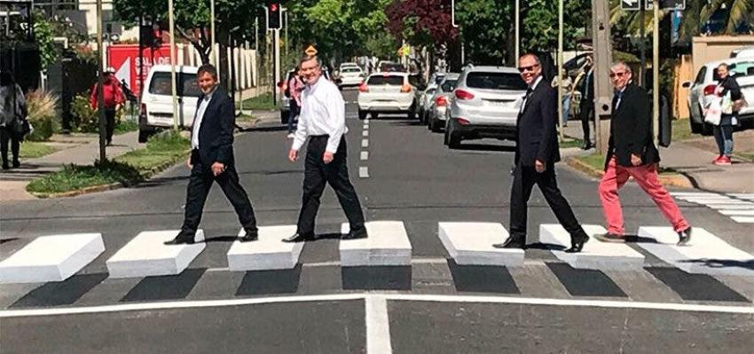 Al estilo de The Beatles: Joaquín Lavín inaugura paso peatonal en 3D