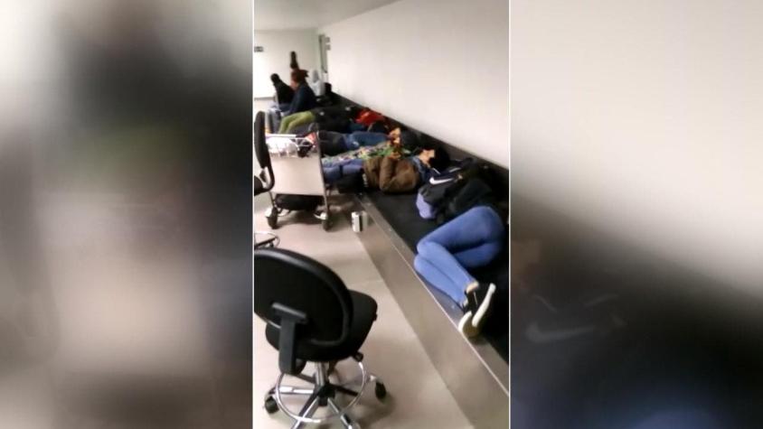 [VIDEO] Pasajeros duermen en aeropuerto de Antofagasta por retraso de vuelo