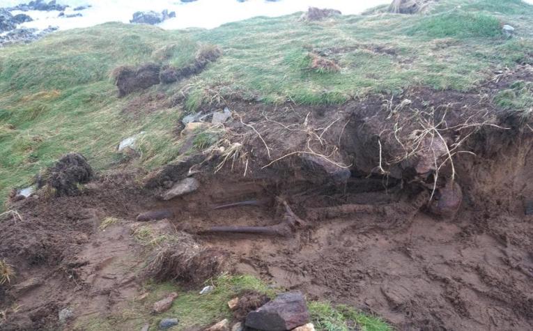 Irlanda: Huracán Ophelia dejó al descubierto milenario esqueleto humano