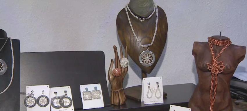 [VIDEO] Artesana realiza joyas tejidas con hilos de cobre y plata