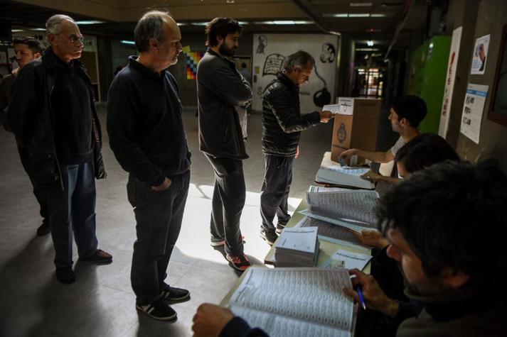 Argentinos votan en masa en legislativas con favoritismo para fuerzas de Macri