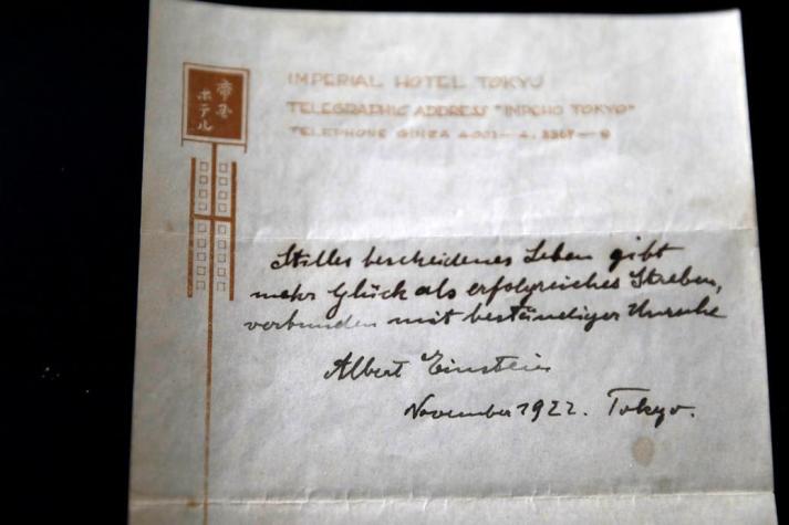 La teoría de la felicidad de Einstein aparece en una nota manuscrita en Tokio