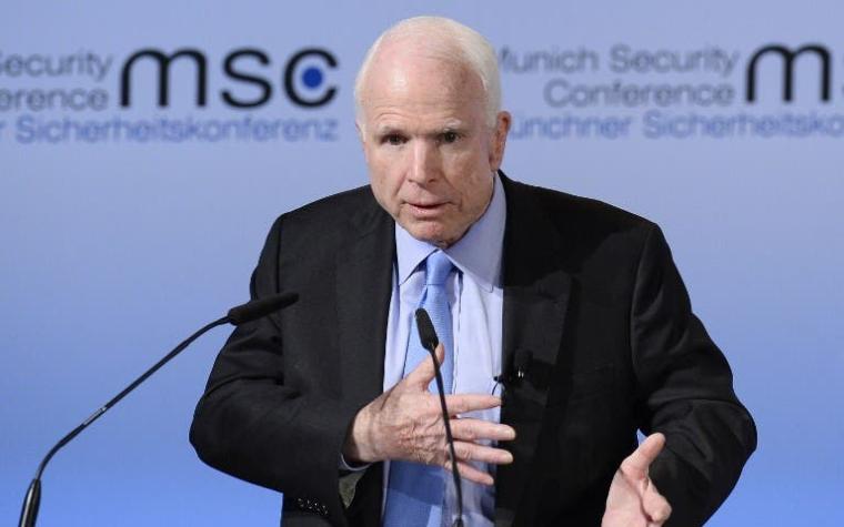 McCain ironiza sobre exención del servicio militar de Trump
