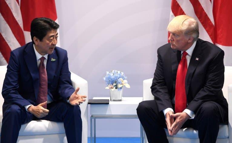 Trump felicita a Abe por su "gran victoria" en legislativas