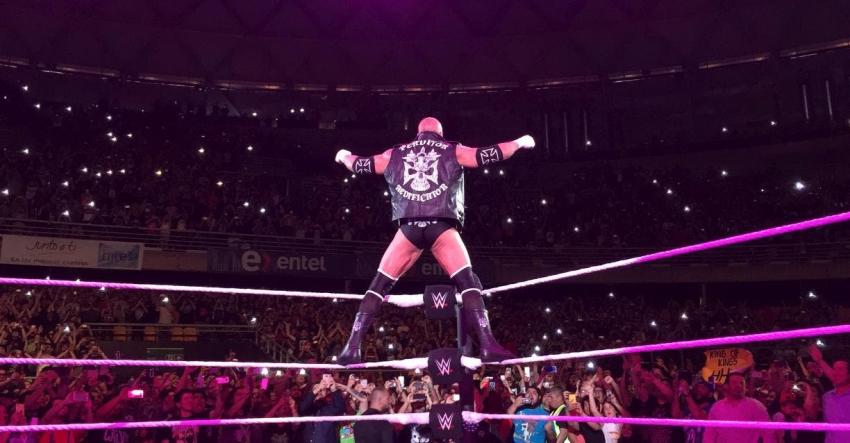 WWE Santiago: Stephanie McMahon y La Roca se burlan del paso de Triple H por Chile