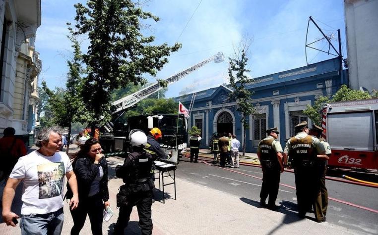 Bomberos controla incendio en sede de UTEM en barrio universitario