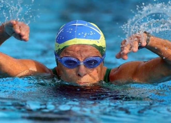 Nora Rónai, la nadadora brasileña que a los 93 años bate récords mundiales