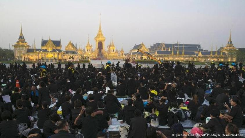 Tailandia despide al rey Bhumibol en gran ceremonia