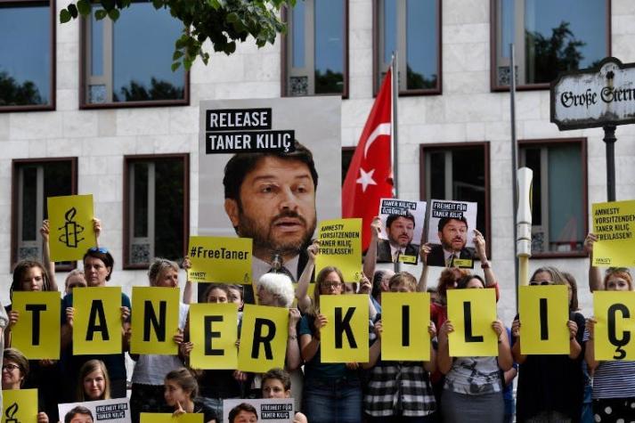 Tribunal turco ordenó que responsable de Amnistía Internacional siga detenido