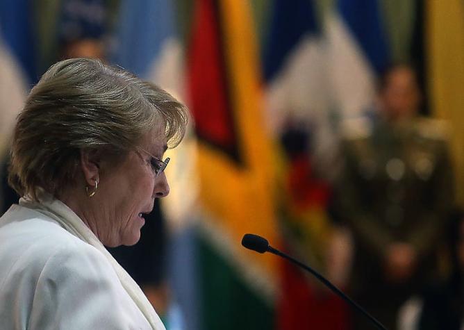 Presidenta Bachelet es increpada por manifestantes en medio de inauguración de Filsa