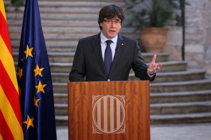 Cataluña: Puigdemont llama a oponerse democráticamente a la intervención del gobierno español