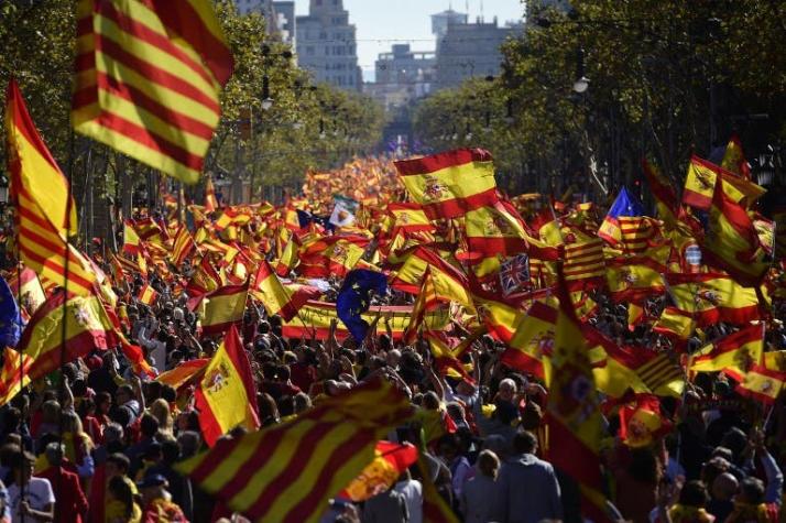Cataluña inicia una semana incierta tras la destitución de independentistas