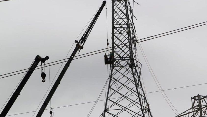 Puerto Rico cancela contrato con compañía eléctrica y anuncia retraso en reposición del servicio