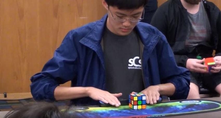 Incrédulo coreano resuelve cubo Rubik y rompe el récord mundial